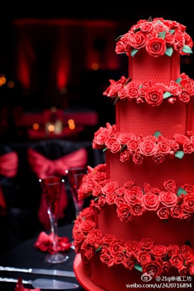 红色的婚礼蛋糕
