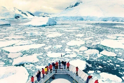 世界尽头的仙境，南极洲。照片上探险家们在探险号船上。照片定格的瞬间船长正在指挥，耳边是冰碎裂的声音。