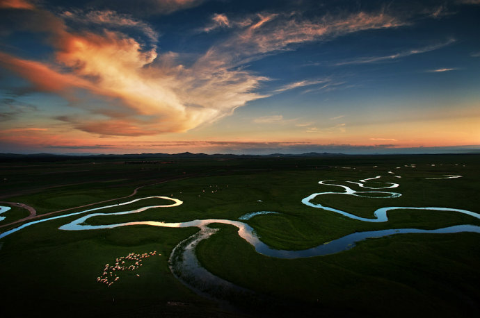 河源国家森林公园地处滦河上游，内蒙古高原南端低山丘陵地段，亿万年的地壳变迁与河水的冲刷，造就了这里高平台、沙丘、河流洼地的有序分布，形成半环形盆地的地貌特征及广袤榆木景观。森林覆被率59%，植被类型多样，其中面积达2000公顷的榆树林宛如晶莹剔透的翡翠镶嵌在内蒙古高原南端金色沙地上，夏天，这些天然榆树林洋洋洒洒郁郁葱葱，冬春时节迎风傲雪酷似坚强的生态卫士守护在近京塞外北疆，至今保持着原始状态，绵延数十里，是中国乃至亚洲迄今发现的面积最大、尚存最古老，保存最完好的天然榆树林之一。