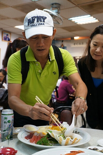 海味活海鲜。老板是道地澎湖人，有丰富的跑船经验，经营了14年的海产店，精通各式海鲜料理。地址是民生一路214号。营业时间16：00-02：00