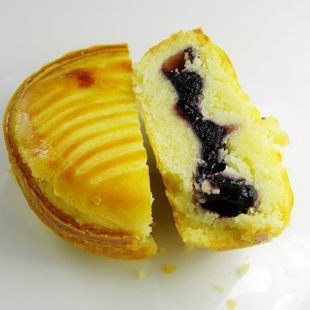 法式蓝莓果酱馅乳酪糕点法式月饼。掰开就发现只是面包店蓝莓馅儿的小蛋糕。