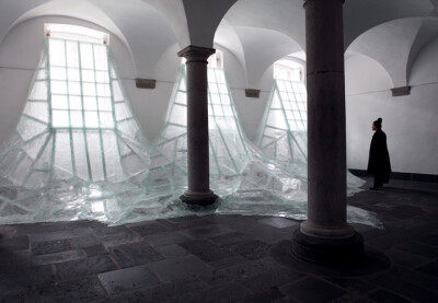 After about four-hundred and twenty hours and a whopping two tons of broken glass, Aérial by French artist Baptiste Debombourg flows like a flash flood of glass into the Coloumn Hall in Cologne. This …