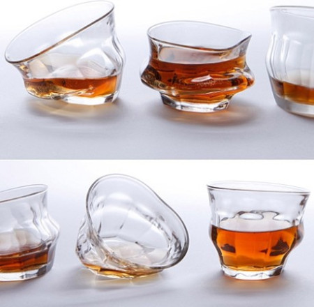 喝醉的酒杯(Duralex Picardie Glasses)——是的，盯着这酒杯看的时候，你会忍不住怀疑自己是否清醒，因为，它们看上去实在是不太正常，似乎都还没有从上一次醉酒中恢复过来，那些混乱的曲线，吵闹得一如名画《呐喊》中的夜空~但事实上每一只这样的酒杯都精确地控制在了250毫升的容量上。