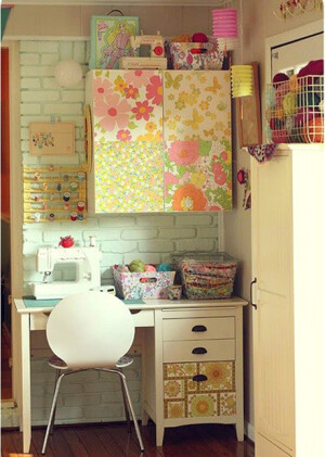 想不想在家有一个静静小角落，不需要太大，只要能放上一张桌子，一把椅子。即使没有多余的房间用作书房或家庭办公室时,也可以告别白天的喧闹，在寂静的夜里，静下心做些自己想做的事，读一本好书，品一杯清茶，让身心都得到放松。