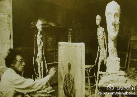 贾科梅蒂在1965年死前一年的最后一次个人作品展示会上说：当代艺术的一个最大文化特征，是它表明自身存在的“现实”意义。它由大众的共同“需要”为前提，这样“当代艺术”才被“抛入了我们的现实生活之中”。