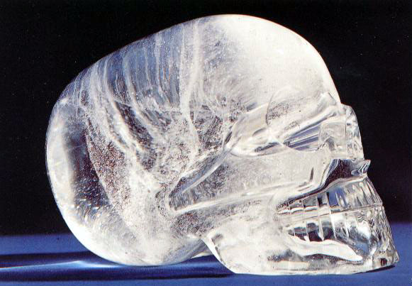 玛雅水晶头骨仪式 最广泛的著名的和神秘的水晶头骨是米切尔吉斯头骨，至少有两个很好的理由。首先，它是一个真正的人头骨非常相似的形式，甚至设有一个装有可移动的颚骨。大多数已知的水晶头骨更程式化的结构，往往是不切实际的功能和牙齿，简单地刻在一个单一的头骨片。 其次，它是不可能说米切尔吉斯头骨是如何构建的。从技术的角度来看，这似乎是一个不可能完成的对象当今最有才华的雕塑家和工程师将无法复制。