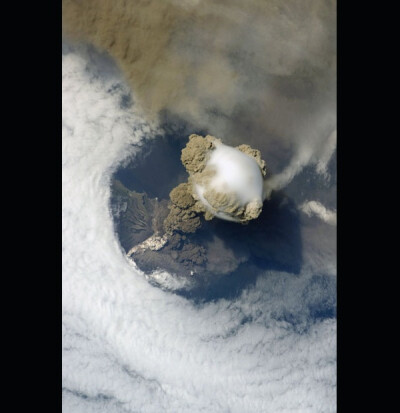 俄罗斯千岛群岛的火山喷发形成的帽状云（不是中间那一朵，是周围薄薄的那一圈哦）