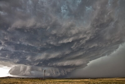 美国怀俄明州的平原上空的一场超级细胞雷暴（Supercell Storms）。这种雷暴会带着巨大的能量旋转，引起强劲的上升气流，导致恶劣的天气，包括龙卷风、冰雹、暴雨、闪电和大风。在这种长时间持续的超级风暴的里面，风…