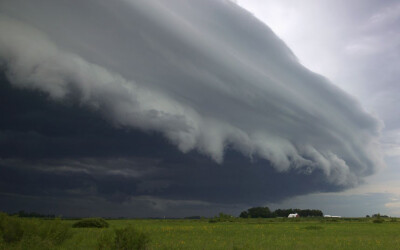 美国明尼苏达州的滩云（Shelf cloud）。从地面上看，滩云非常低，呈楔形，通常是雷雨降临的前兆。