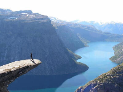 Trolltunga, Noruega Trolltunga es un pedazo de roca que sobresale horizontalmente de la montaña por encima de Skjeggedal en Odda, Noruega