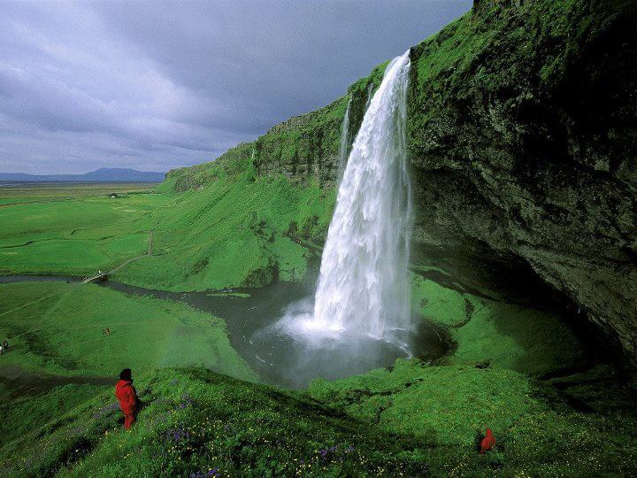 Seljalandsfoss Falls, Islandia Seljalandsfoss es una de las cascadas más famosas de Islandia. Es muy pintoresco y por tanto su foto se puede encontrar en muchos libros y calendarios