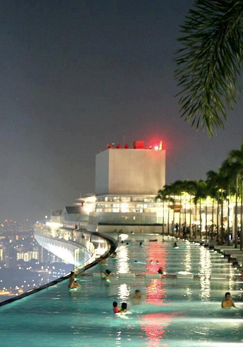 La piscina en el piso 57 de la Marina Bay Sands Casino de Singapur.