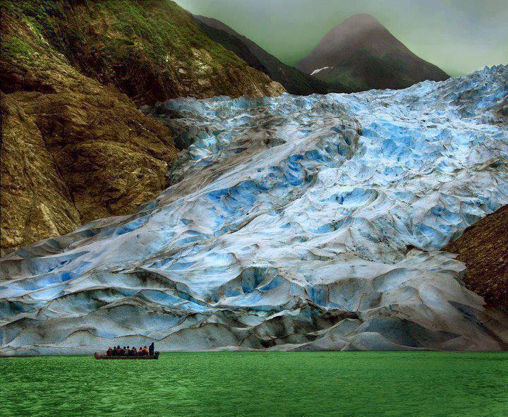 El glaciar Sawyer en Alaska, donde el glaciar se encuentra con el océano.