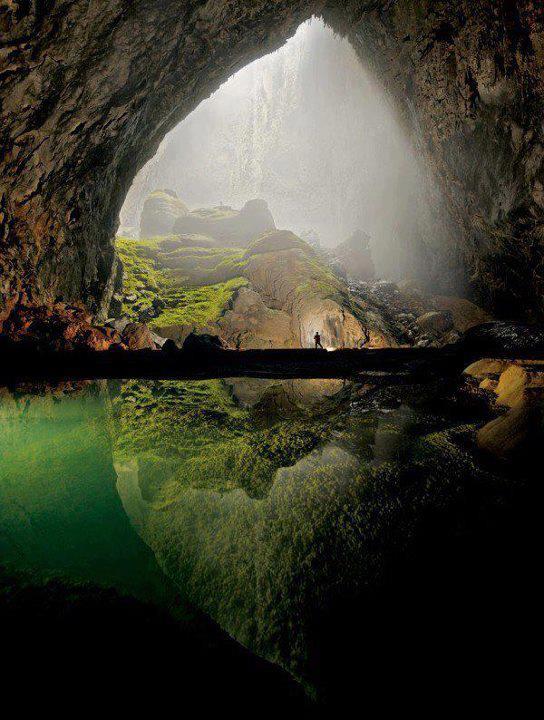 Hang Son Doong Cave, Vietnam La cueva está situada cerca de la frontera con Laos y Vietnam. Tiene un gran flujo rápido río subterráneo en el interior.