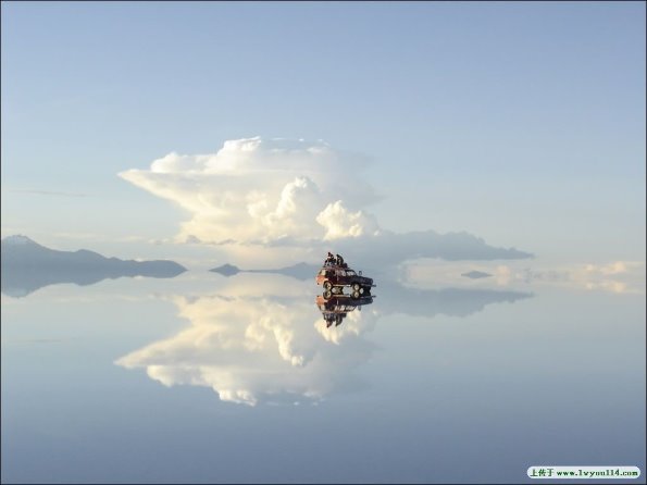 离天空最近的地方，宛如天堂，一望无际 —— 这是玻利维亚西南部的乌尤尼盐沼，由于面积大，表面光滑，覆盖浅水，看起来就像一面超大镜子，当地人称作人间天堂!!!!