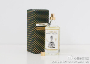 这款香水，名叫 Eau Fugace Cologne（稍纵即逝）。喷上去若有若无，凑近一闻，才发觉幽雅香气似从肌肤深处发出，带着暖意。复古瓶身，150ml份量十足。它来自巴黎Asiter de Villatte，调香师Francoise Caron之前的代表作，有Hermes绿橘香氛系列。http://t.cn/zlzHXh5