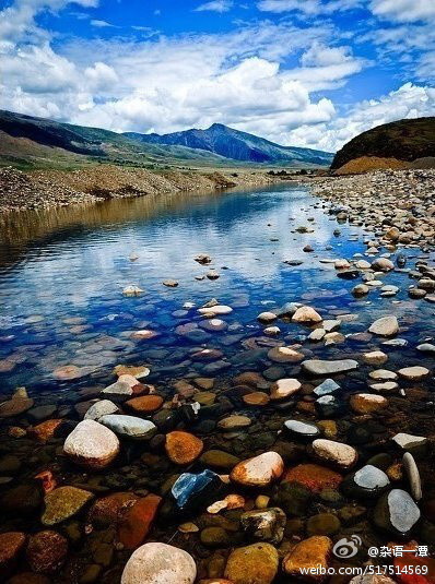 西藏印象——蓝天白云，清澈的流溪，斑斓的彩石，这是否是世界上最后一片净土。 在末日真的来临之前，去不了国外，走遍祖国大好河山，也不枉此生了