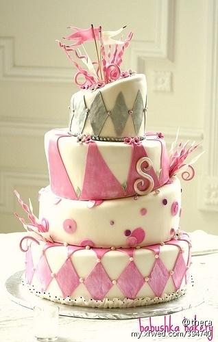 婚礼蛋糕是婚礼上不可缺少的主角，烘托婚礼的气氛，创意的婚礼蛋糕也会让嘉宾难忘。下面看看精美的蛋糕吧。