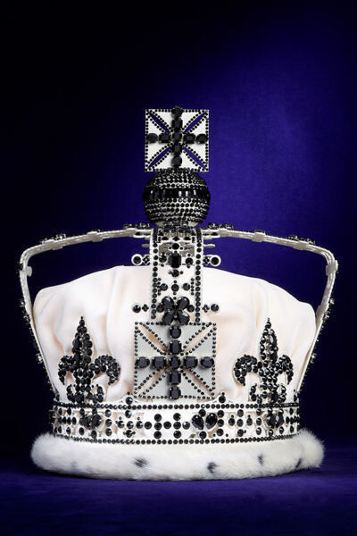 祖·马龙(Jo Malone)设计的皇冠：祖·马龙(Jo Malone)是著名的护肤和香水品牌，黑钻的庄重优雅给这款皇冠加分不少。（以伊丽莎白二世加冕皇冠为雏形）