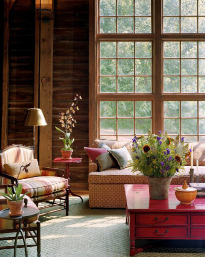 宽阔的大客厅,简直太棒了,全都是实木质感,就连窗子也是,温馨又大方~
