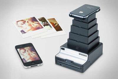 這部 Impossible Instant Lab 相片沖印器，只要iPhone下載專用 App 拍照後，把 點火的 Touch Screen 面向風箱型平台，按下按鈕便能把照片沖印出來，更驚喜的是，相紙是採用 Polariod 相紙！寫上心情字句或是張貼在記…