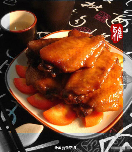 【贵妃鸡翅】1.鸡翅洗净划刀口，加盐、生抽腌制片刻。2.炒锅倒油烧热，下入鸡翅炸至金黄捞出。3.锅留底油，下姜片、葱段爆香，下鸡翅，加入几小块冰糖、倒入红酒。4.倒入少许番茄酱和生抽。5.大火煮开转小火焖煮20分钟。6.最后加鸡精调味即可出锅。