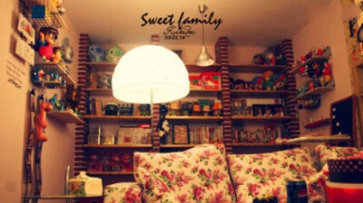 暖暖的光线照得客厅很温暖，后面的展示隔很有爱~·