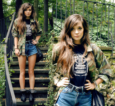 迷彩军装上衣搭配蓝色牛仔短裤，经典搭配