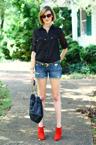 点睛之笔是红色踝靴