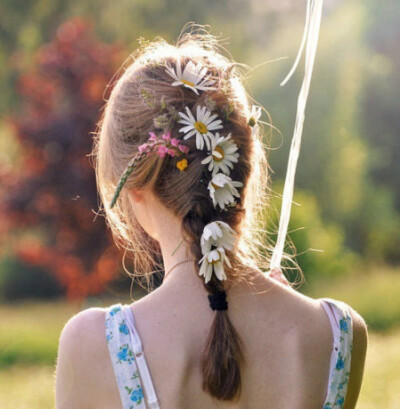 发辫间的花朵，田园的浪漫气息~