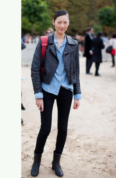 牛仔衬衣配皮衣