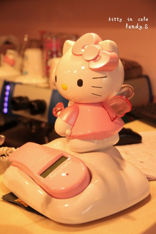 kitty in cafe ，hello kitty 电话机