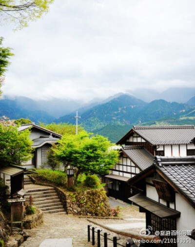 马笼宿位于岐阜县中津川市，是一个古驿站。村子石板坡道的老街两旁， 江户时期的木屋鳞次栉比，溪水潺潺。