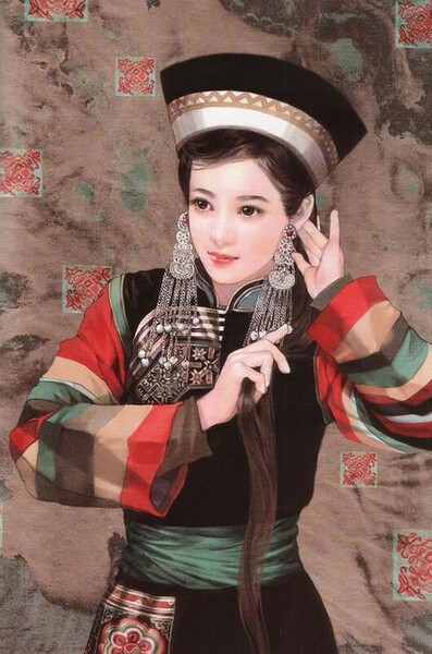 【惊鸿踏雪】土族是中国人口较少的民族之一，现有人口大约接近20万。主要分布在青海省。男女上衣都有绣花高领。穿绣花腰鞋，形如靴子。戴各种“扭达”头饰
