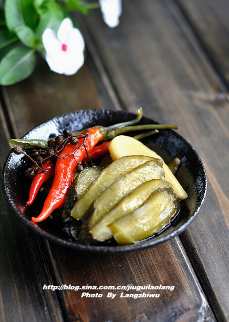 酸甜腌黄瓜 ------ 百搭的小咸菜 - 这是一个很家常的自制小咸菜,可以