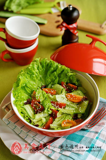 原料： 花叶生菜1棵、圣女果（双色）10个、黄瓜1根、白芝麻3克、蔓越莓适量（可以省略）。 调料：
<br />日式沙拉汁30ml、蜂蜜15ml。做法：1、花叶生菜去根洗净，控干水分。圣女果洗净去蒂。（可以另外添加豆苗、鸡毛菜2、花叶剩菜手撕成方便入口的片状，松散的码在碗底。圣女果对半切开，摆放一部分在生菜叶上 3、黄瓜用刮皮刀从头至尾刮下薄薄的一片。4、把黄瓜片放在容器中，可以用整片的，也可以切一半后再摆放。5、最后撒上白芝麻，白芝麻可以多放一些，会很香，注意：这里用的是熟芝麻。如果想加点风味，可以扔进几颗果干，这个随意。6、最后日式沙拉汁+蜂蜜混合，吃之前淋在沙拉中拌匀即可。