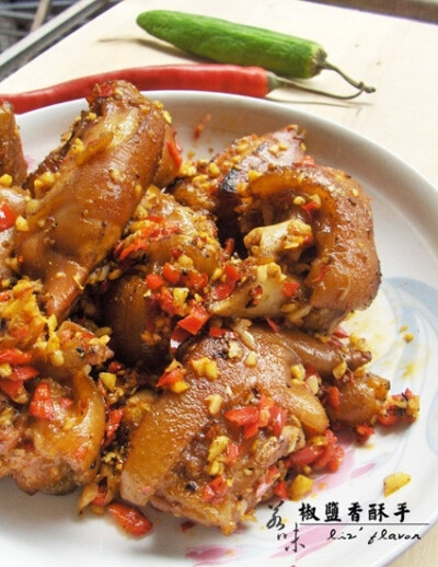 【惊鸿踏雪】椒盐香猪手 做法： 1、猪手洗净斩块后，入锅加水煮，头遍水开后倒掉，并用冷水冲洗干净猪手后，再次入锅加水煮； 2、加入一条干鱿鱼（洗干净后切成块或丝），一起煮； 3、煮到汤汁变白，猪手用筷子一插…