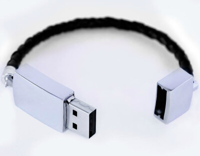 科技也可以很时尚。Nordvik设计的这款U盘手链巧妙地将U盘的插口和手链的接口合二为一，手链采用皮革编织而成，U盘采用不锈钢做成，2GB。编织皮革体现了天然时尚，U盘则可以让佩戴者随身携带重要的数据。