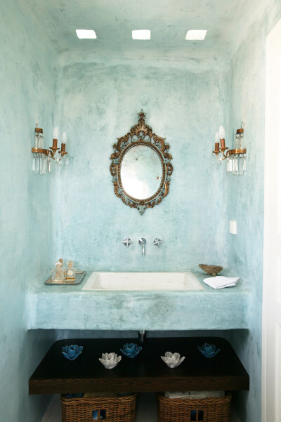 希腊设计师Marilyn Katsaris的家坐落于希腊一个名叫Tinos的小岛上，Tinos岛位于爱琴海与地中海的交界处，绝佳的风景和传统的遗迹给予这个家以绝妙的灵感，依岩而建的浴室，山洞一般的卧室……