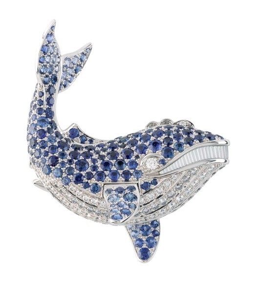 全新high jewellery高级珠宝系列让Van Cleef&Arpels梵克雅宝沉浸于醉人国度，以Les Voyages Extraordinaires为主题的系列向创意横溢的天才作家凡尔纳致敬，逼真的动物配饰打动每一个女孩的芳心.