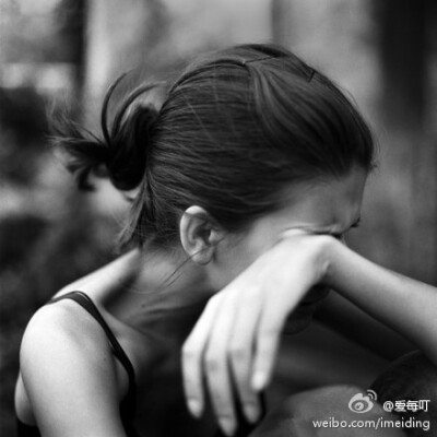 It is alright for you to feel wronged or have a good cry, but you should not let others see your weakness. -----你可以委屈，可以痛哭，但不要让所有人都看到你的脆弱。