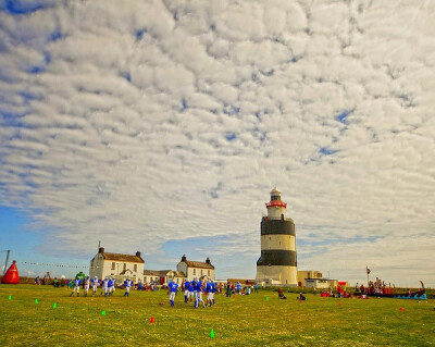 29. Hook head lighthouse, County Wexford, 爱尔兰. 灯塔下的农场和英式橄榄球赛，这就是爱尔兰。