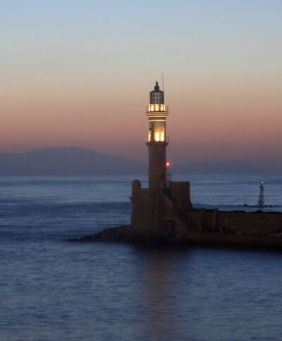 40. Faros Chania, 克里特岛, 希腊。克里特岛不仅只是存在于希腊神话和荷马史诗之中，当你来到Chania港口时，你会发现它依旧鲜活。