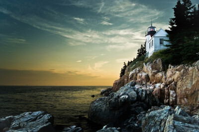 58. Bass Harbor Head Lighthouse, Mount Desert Island, 缅因州，美国。好，终于来到了东海岸。Bass Harbor Head Lighthouse，Acadia国家公园不容错过的珍宝。