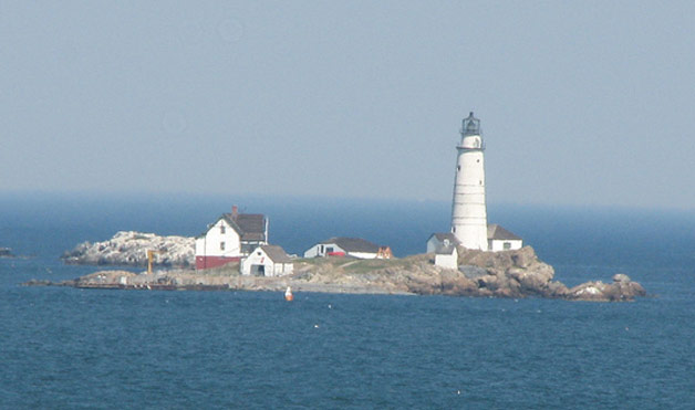 60. Boston Harbor Lighthouse, Little Brewster Island in outer Boston Harbor, 马萨诸塞州，美国。晚霞中波士顿的远眺。