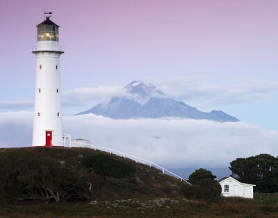 81. West Cape lighthouse, Pungarehu, Taranaki, 新西兰。灯塔背后的雪山，Mt. Taranaki。