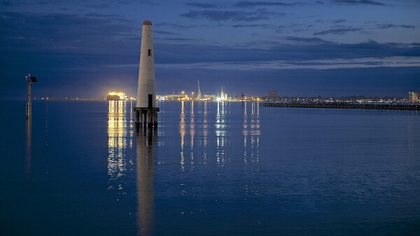 87. Port Melbourne, 墨尔本，澳大利亚。在澳洲另一座大都市的灯火远处。