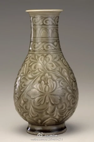 北宋耀州窑青釉刻花瓶。耀州窑刻花青瓷以盘碗为多，瓶类较少。此瓶瓶身