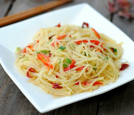 酸辣土豆丝 食材：400g土豆、1个青椒、4个红干椒、5g花椒、适量油、5g盐、1勺醋、4瓣大蒜 做法：1)准备材料2)土豆去皮后，切丝，泡冷水中；3)青椒，红干椒切丝备用；4)锅中放油，倒入花椒；5)炸出香味后，取出花椒；6)倒入干椒丝，大蒜末，爆香后；7)倒入土豆丝，加点水，不然会沾锅；8)倒入青椒丝，再倒入白醋，和盐关火即可。