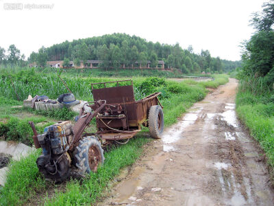 农村风貌 拖拉机